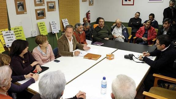 El concejal Manuel Saravia (centro) en la reunión que mantuvo este martes con los vecinos de Pilarica. 