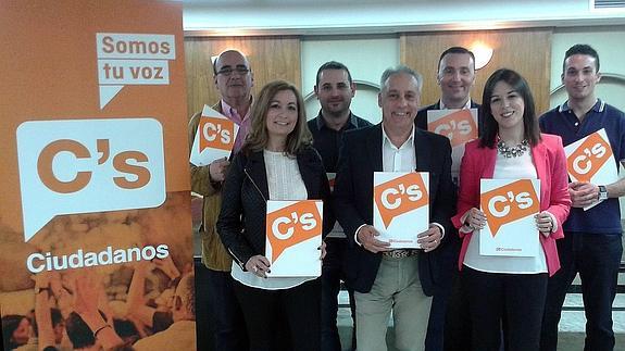 Miembros de la junta directiva de Ciudadanos con Jesús Presencio en el centro.