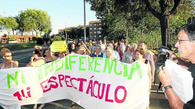 Imágenes de la última manifestación convocada por las asociaciones del barrio, en el mes de julio, tras otro tiroteo producido a causa del narcotráfico. En esa manifestación se dieron cita representantes políticos de todos los partidos que mostraron su disposición a buscar soluciones. 
