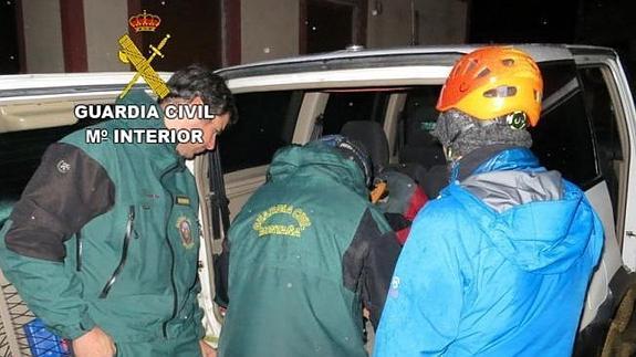 Efectivos del Grupo de Rescate e Intervención en montaña de la Guardia Civil rescata a los alpinistas.