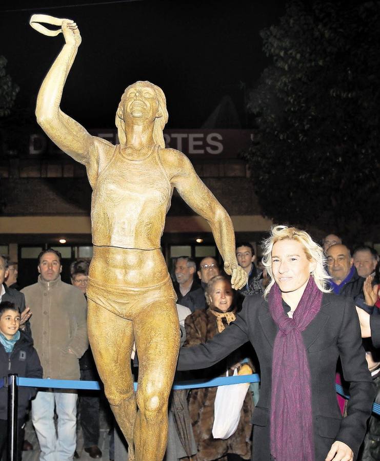 Marta Domínguez, en la inauguración de su estatua en 2012. 