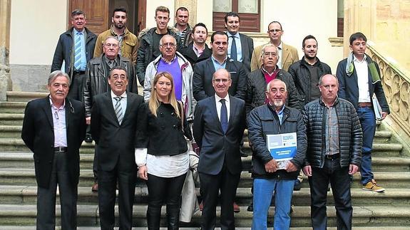 Representantes de los 14 municipios beneficiados junto a miembros de Diputación y Junta. 