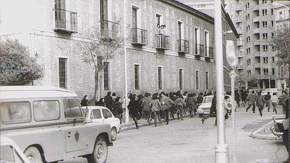 Un grupo de estudiantes de Medicina corre delante de la Policía.