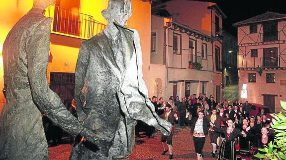 Bailes en homenaje al folclorista junto al monumento que el musicólogo tiene dedicado en la plaza del Socorro. 