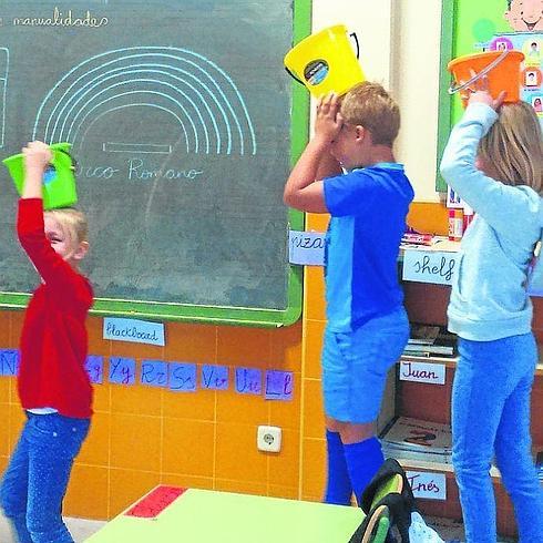 Teatro en el aula en el colegio de Navas de Riofrío. 