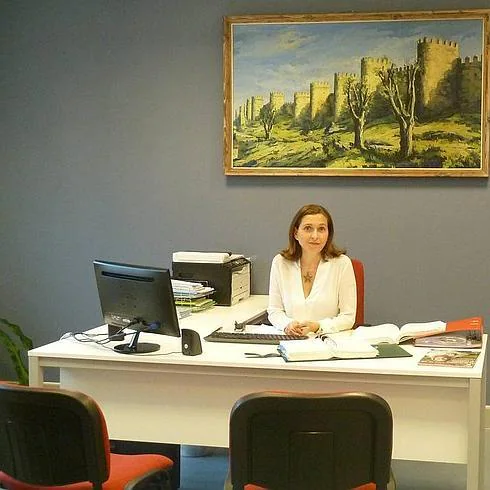 María Resina posa en su despacho de Arroyo.