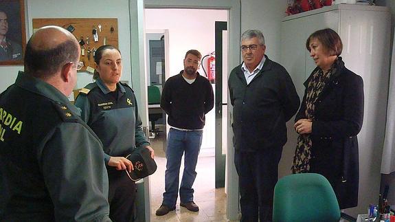El teniente coronel Fernando Gil y la subdelegada del Gobierno Pilar Sanz, en la visita al cuartel de Boceguillas.