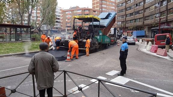 Obras de asfaltado para habilitar un tercer carril en la Circular entre Padre Claret y el túnel de San Isidro. 