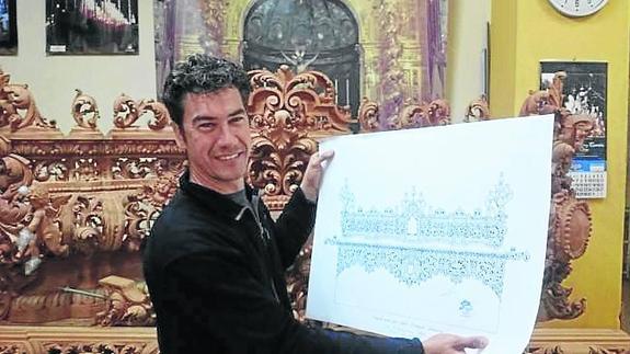 Pedro Benítez Carrión, con el diseño del paso que creará para Salamanca. 