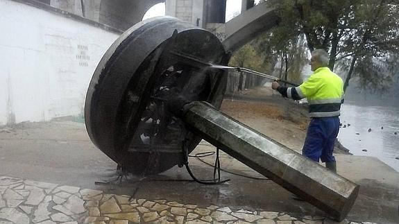 Limpieza del mecanismo del géiser del río, situado a los pies de la plaza del Milenio, que fue retirado este mes hasta la próxima primavera. Los Amigos del Pisuerga