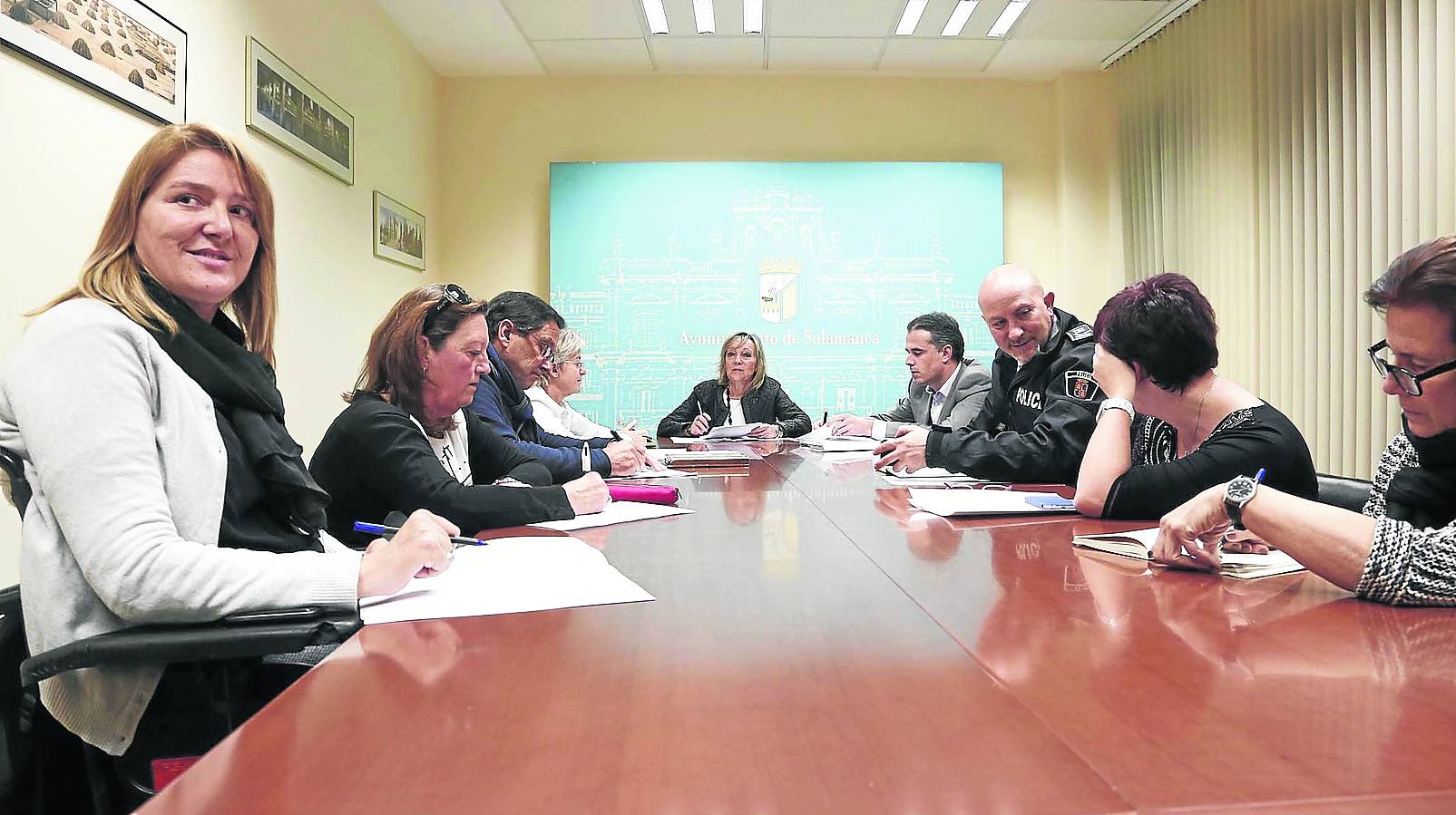 Imagen de la reunión celebrada ayer en la sala de juntas del Ayuntamiento de Salamanca. 