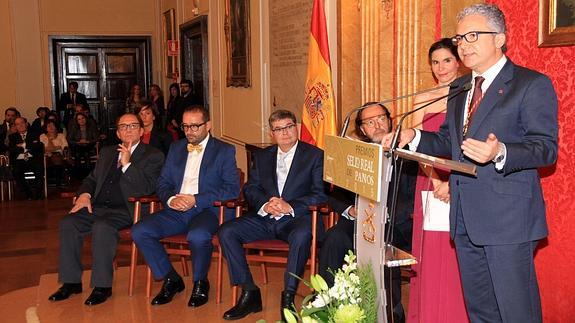 El presidente de la Cámara de Comercio, Pedro Palomo, se dirige al público en presencia de los cuatro galardonados. 