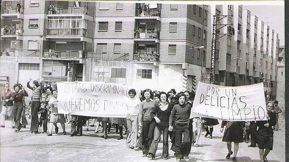 Un grupo de mujeres abanderan una protesta vecinal en Las Delicias.