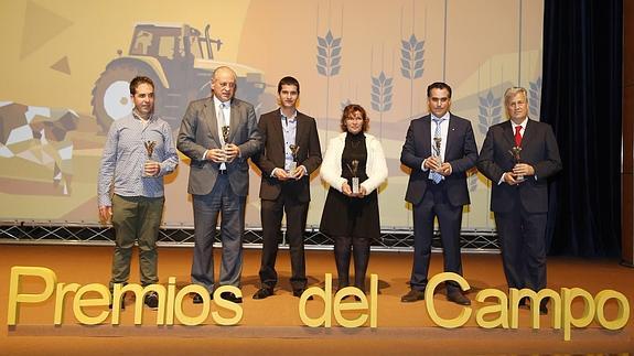 Pablo Enrique Arribas, Pedro Ballvé, Luis González, María Isabel Sánchez, José Luis Marcos y Julio López posan juntos tras recibir el galardón.