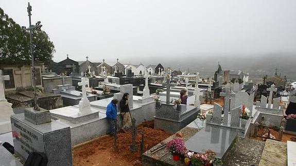 Trabajos de la Asociación para la Recuperación de la Memoria Histórica, ARMH, para buscar los restos de Vicenta López y Jesús Camuñas, asesinados en 1948, en el cementerio de Villafranca del Bierzo. 