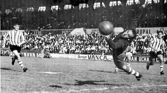 Espectacular parada de Cantero en un partido de Copa frente al Athletic de Bilbao.