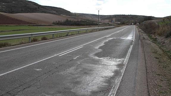 Baches parcheados con un asfalto de otro tipo. 