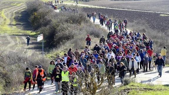 XIII Marcha a Pie a los yacimientos de Atapuerca (Burgos) para conmemorar que desde hace 15 años los yacimientos son Patrimonio de la Humanidad. 