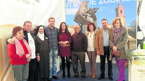 Miembros del Ayuntamiento de Alba de Tormes con ‘Santa Teresa’ y un grupo de visitantes.