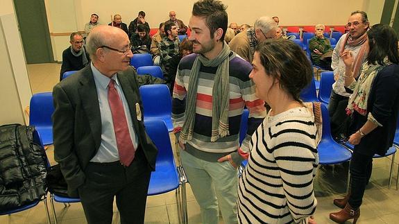 Carlos Sánchez Reyes (i), con Daniel López vela y Natalia del Barrio, en el Centro Cultural de San José. 