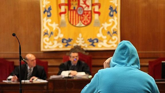 El acusado, de espaldas, durante el juicio. 