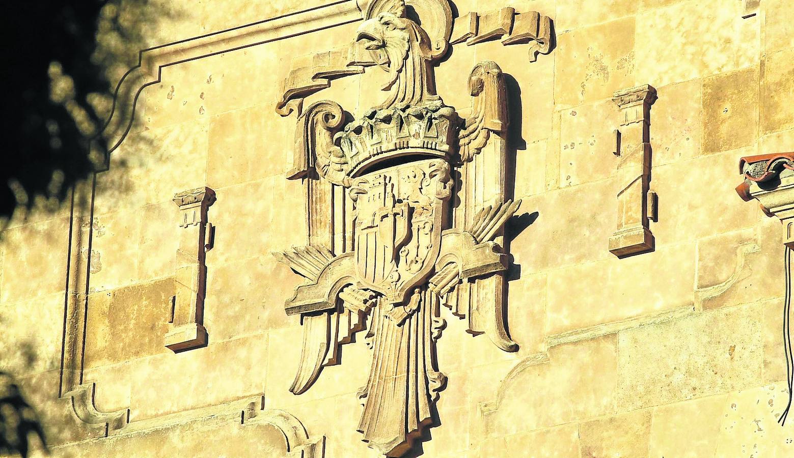 Águila franquista en un edificio de la ciudad.
