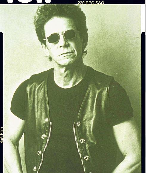 Clásica pose desafiante y macarra de un Lou Reed en plena forma. 