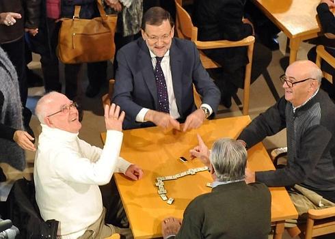 Rajoy juega al dominó en Olmedo.
