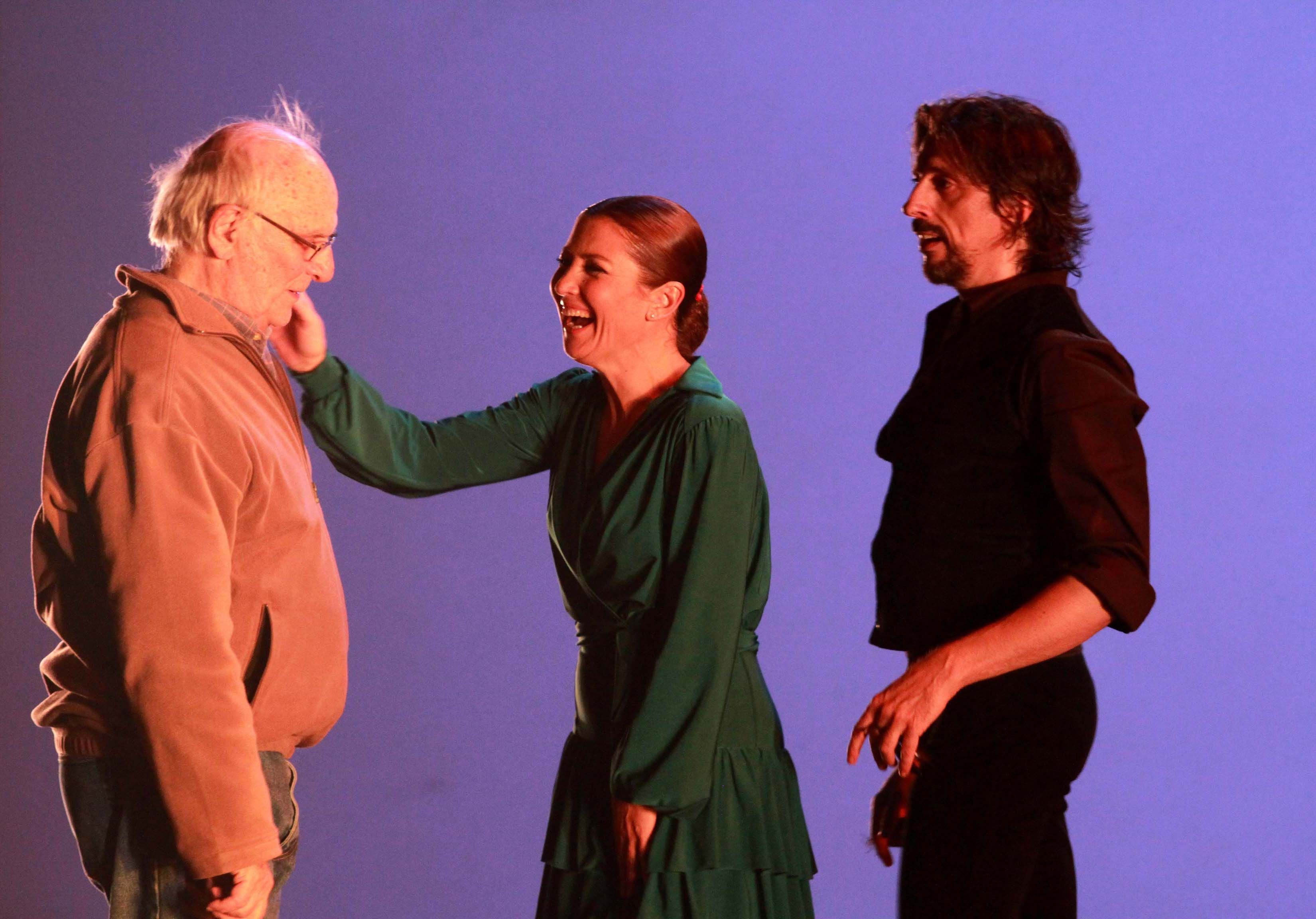 La bailaora Sara Baras acaricia cariñosamente a Carlos Saura en un descanso del rodaje de ‘La jota’, en presencia del bailarín y coreógrafo Miguel Ángel Berna.