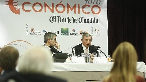 Javier Vega de Seoane (derecha), acompañado por el subdirector de El Norte, Ignacio Foces, durante su intervención en el Foro Económico de El Norte.