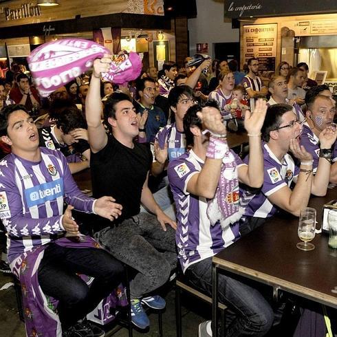 Aficionados al Real Valladolid llenan la Estación Gourmet durante un partido del 'play off' de la pasada temporada.