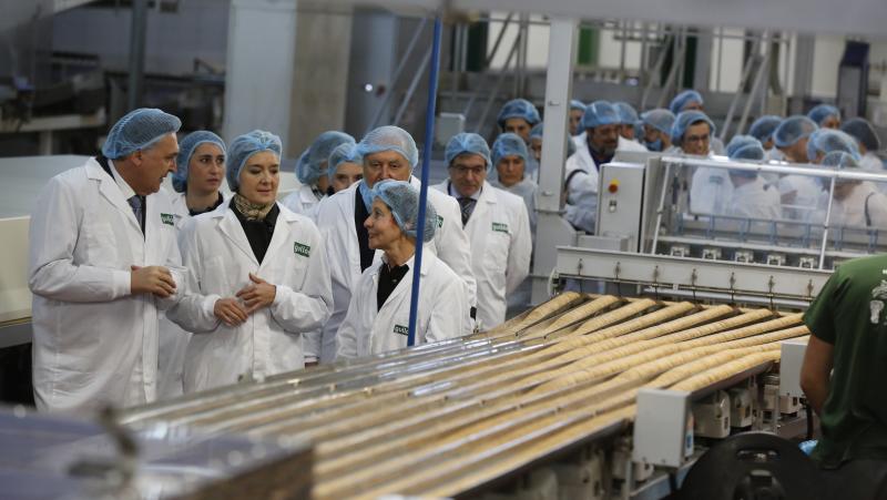 La ministra escucha las explicaciones sobre la línea de producción 