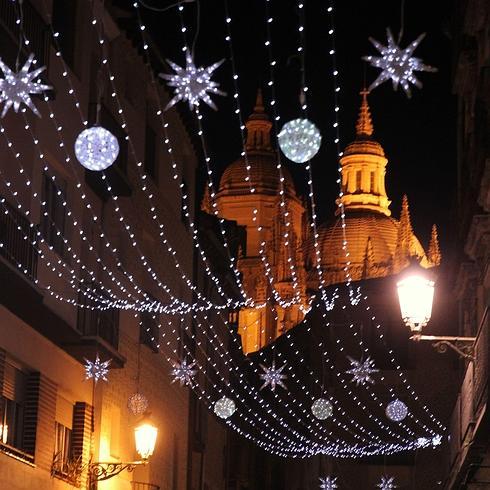Iluminación navideña en la Calle Real. 