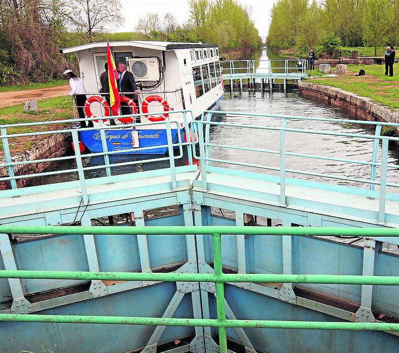 El barco Marqués de la Ensenada sobre el Canal, en Herrera. 