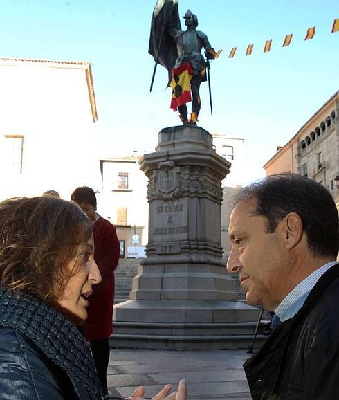 La eurodiputada del PSOE, Irtaxe García, charla con el candidato al Congreso, Juan Luis Gordo, en la visita a Segovia de este sábado. 