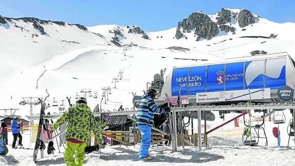 Usuarios de la estación de esquí de San Isidro, en León, durante la pasada temporada invernal. :: 