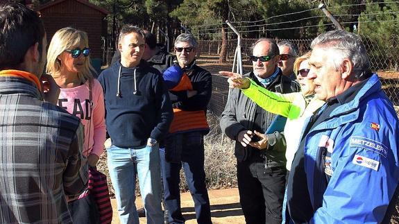 El alcalde de Cantalejo, Máximo San Macario (tercero por la izquierda) atiende a las indicaciones de la expedición motera que visitó la zona.