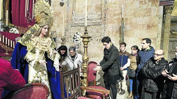 Los devotos pasan al lado de María de la Caridad y del Consuelo. 