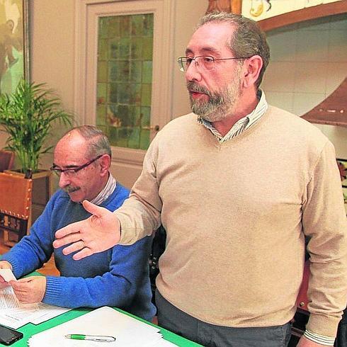 El nuevo presidente de la Asociación de la Prensa, Miguel Ángel López (de pie), junto al saliente, Alfredo Matesanz, ayer. 