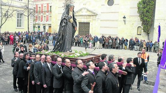 Llegada de la Virgen de la Amargura a la plaza de San Francisco, portada por cofrades nazarenos.