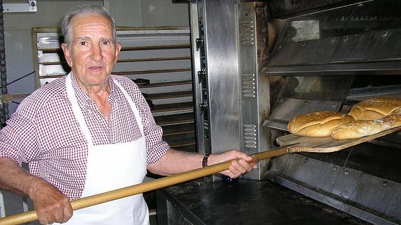 Julián Postigo, en su obrador.