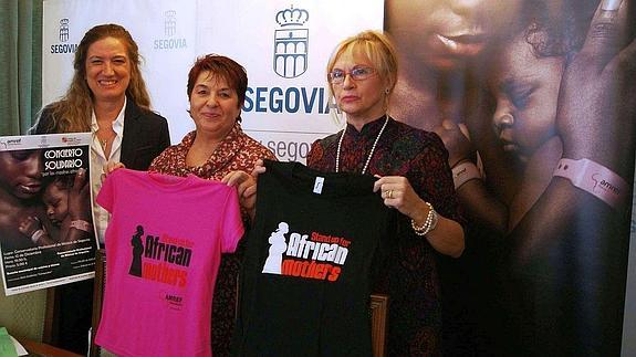 Las responsables de Amref, con la alcaldesa de Segovia, Clara Luquero.
