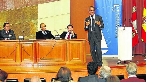 Mario Conde expone ante los jóvenes abogados «las ilegalidades que detectó en su condena»