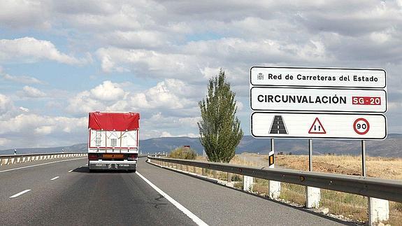 Un camión circula por la variante de Segovia, SG-20.