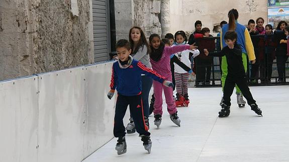 Niños en la pista de patinaje.