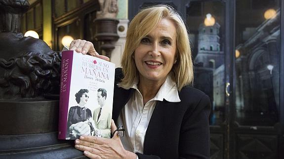 Nieves Herrero muestra su nuevo libro. 