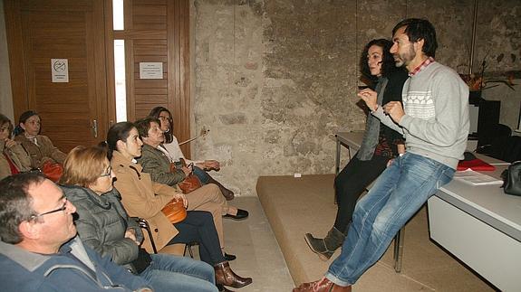 José Luis Montero, junto a María Luisa Fraile, se dirige a los voluntarios.M. Rico