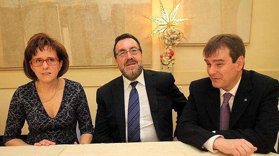 l presidente nacional de la ONCE, Miguel Carballeda (centro), junto al delegado en Segovia, Claudio Congosto, y la consejera territoria Rosa Rubio 