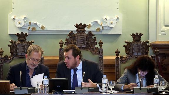 Puente habla con Manuel Saravia. 