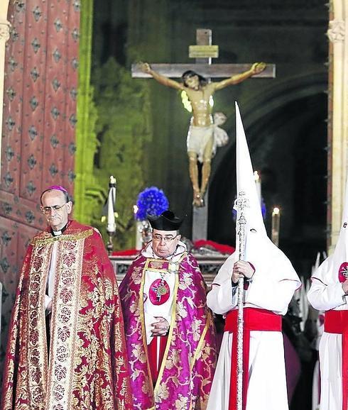 Salida del Cristo de la Agonía por la Puerta de Ramos. 